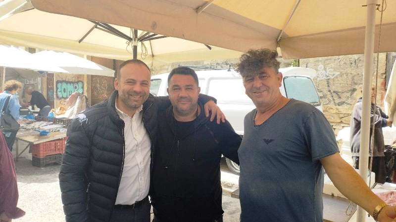 Ο Θεμιστοκλής-Ανδρέας Μπάκας στη λαϊκή αγορά της πλατείας Βουδ και σε καταστήματα της Ακρωτηρίου (ΦΩΤΟ)