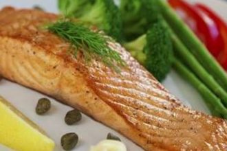 Φιλέτο σολομού με σπαράγγια