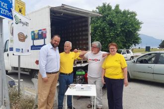 Ο Βασίλης Αϊβαλής σε δράση συλλογής ηλεκτρικών συσκευών για ανακύκλωση