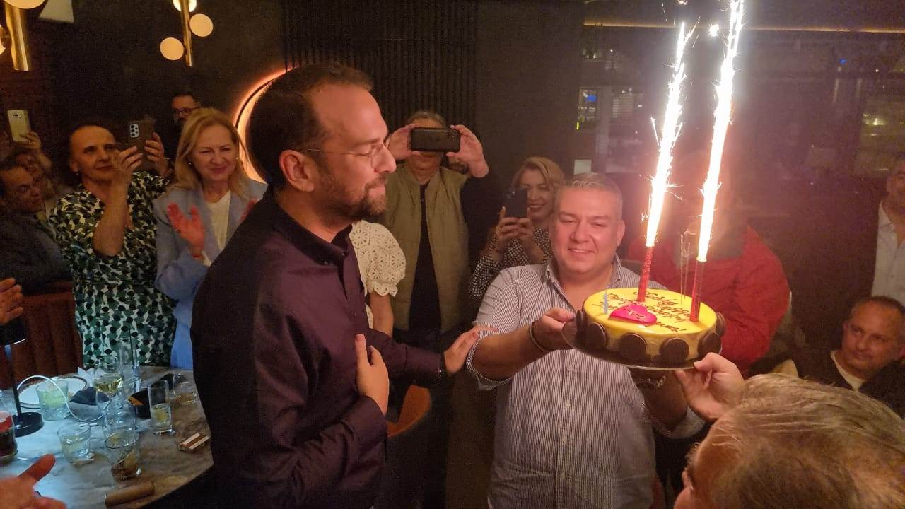 Πάρτι - έκπληξη για τον Περιφερειάρχη