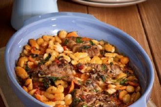 Χοιρινό κοκκινιστό με φασόλια Φλωρίνης στο φούρνο