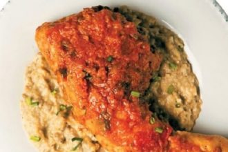 Κοτόπουλο κοκκινιστό με πουρέ μελιτζάνας