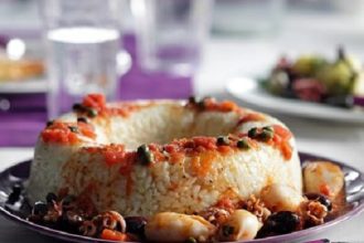 Πιλάφι βουτυράτο με σάλτσα από κοκκινιστά καλαμαράκια