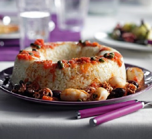 Πιλάφι βουτυράτο με σάλτσα από κοκκινιστά καλαμαράκια