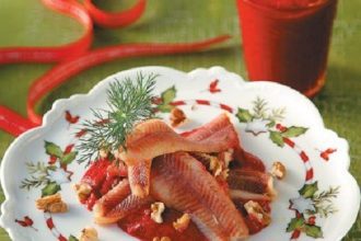 Φιλετάκια από καπνιστό χέλι με μους παντζαριού και καρυδόψιχα