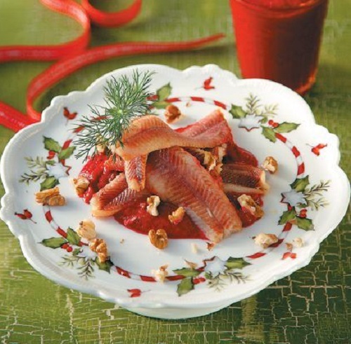 Φιλετάκια από καπνιστό χέλι με μους παντζαριού και καρυδόψιχα