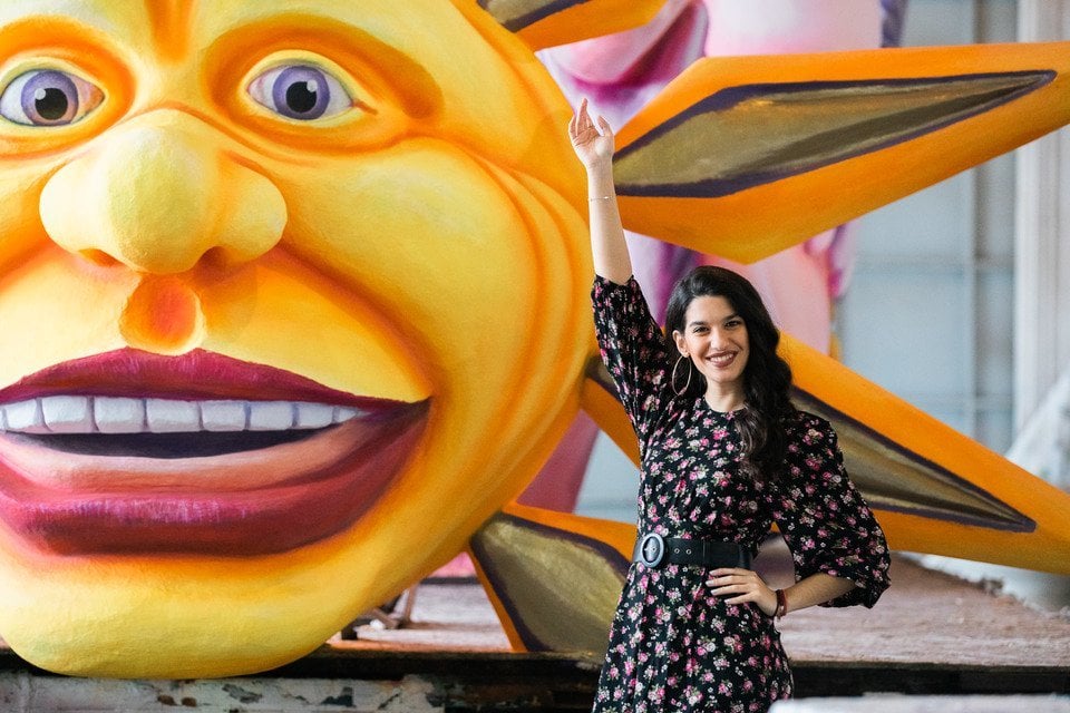 Πάτρα: Η "βασίλισσα" έγινε δασκάλα και διδάσκει τα παιδιά