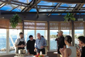 Ο Γιώργος Παπανδρέου κριτής μαγειρικής σε ισραηλινή εκπομπή στην Πάτρα - ΒΙΝΤΕΟ