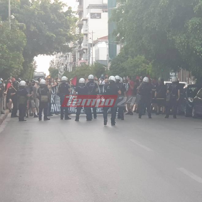 Πάτρα: Πορεία αντιεξουσιαστών με μπογιές και καπνογόνα για το ναυάγιο στην Πύλο - Γιατί τους "μπλόκαρε" η ΕΛ.ΑΣ. στην Αγίου Ανδρέου (ΒΙΝΤΕΟ - ΦΩΤΟ)