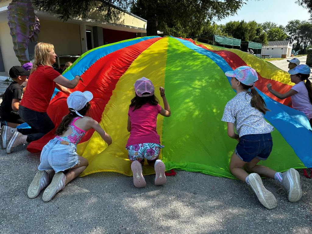Πρώτη μέρα για τις ημερήσιες παιδικές κατασκηνώσεις του Δήμου Πατρέων, με 315 παιδιά σε πλαζ και Ροΐτικα