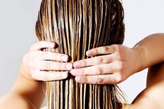 Ενυδατική μάσκα μαλλιών με μόνο δύο υλικά!