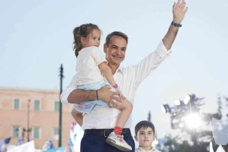 Η κόρη της Χριστίνας Αλεξοπούλου στην αγκαλιά του Κυριάκου Μητσοτάκη!