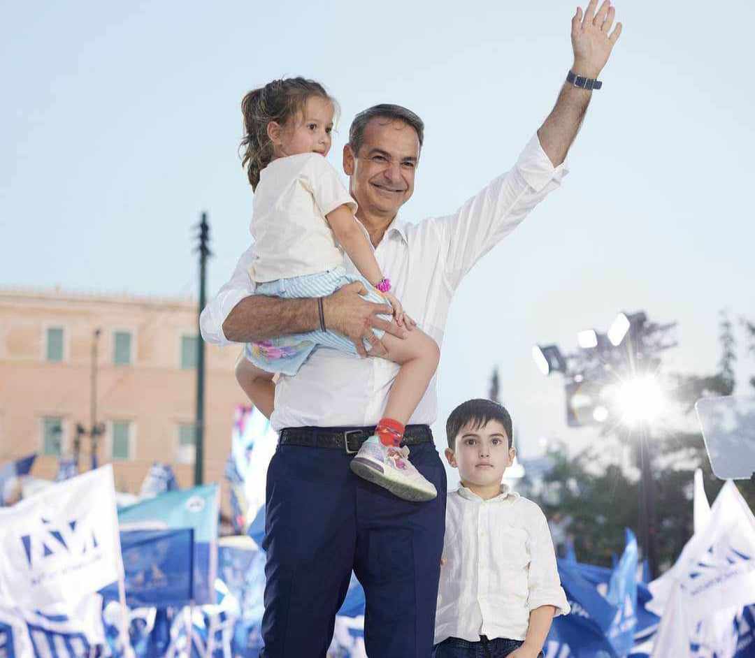 Η κόρη της Χριστίνας Αλεξοπούλου στην αγκαλιά του Κυριάκου Μητσοτάκη!