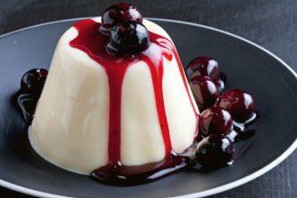 Πανακότα με σιρόπι βύσσινο