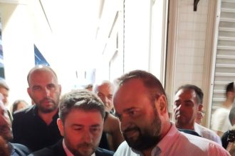 Μια χειραψία με νόημα...