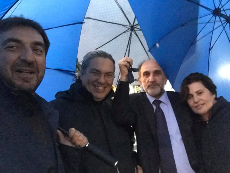 Στην συνεδρίαση με ομπρέλες !