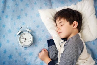 Πώς θα βάλετε μετά τις διακοπές τα παιδιά σε πρόγραμμα ύπνου