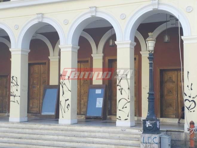 Πάτρα: Σε μαύρο χάλι το Δημοτικό Θέατρο Απόλλων - ΦΩΤΟ