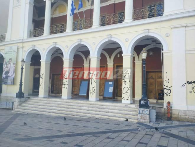 Πάτρα: Παραμένει σε μαύρο χάλι το Δημοτικό Θέατρο Απόλλων - Εικόνες ντροπής! (ΦΩΤΟ)