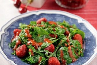 Αρωματική σαλάτα με σπανάκι και dressing φράουλας
