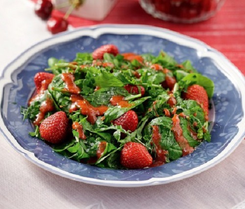 Αρωματική σαλάτα με σπανάκι και dressing φράουλας