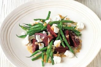 Σαλάτα με παντζάρια, φασολάκια και κατσικίσιο τυρί