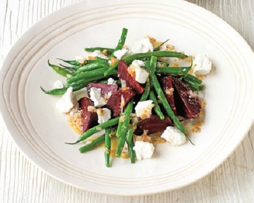 Σαλάτα με παντζάρια, φασολάκια και κατσικίσιο τυρί