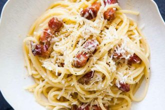 Απολαύστε μια καρμπονάρα με λουκάνικο