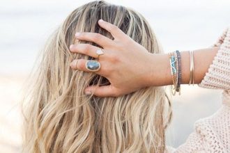 Πώς θα κάνεις beachy waves στα μαλλιά σου μέσα σε 5’