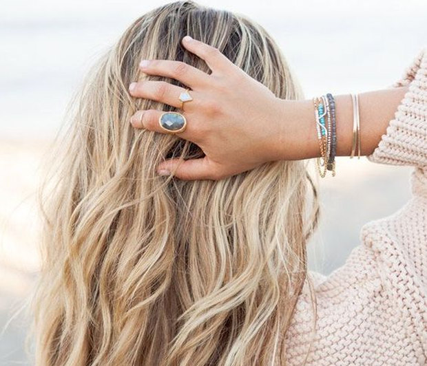 Πώς θα κάνεις beachy waves στα μαλλιά σου μέσα σε 5’