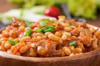 Μοσχαράκι κοκκινιστό με φασόλια