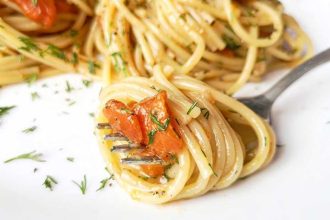 Ζυμαρικά με σολομό και κρεμώδη σάλτσα από αβοκάντο