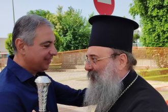 Ο Γιάννης Καρβέλης και ο Μητροπολίτης στον "Αγ. Ανδρέα" για τους τραυματίες της γκρεμισμένης γέφυρας ΦΩΤΟ