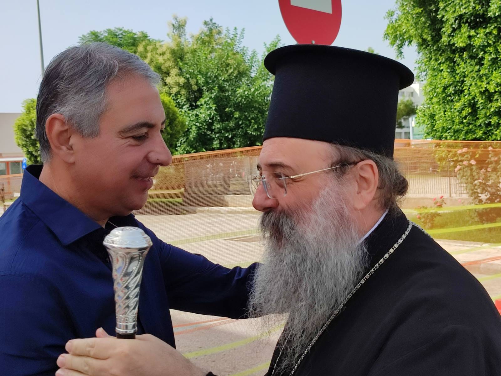 Ο Γιάννης Καρβέλης και ο Μητροπολίτης στον "Αγ. Ανδρέα" για τους τραυματίες της γκρεμισμένης γέφυρας ΦΩΤΟ