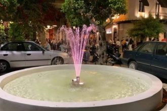 Εντυπωσιάζει το συντριβάνι Τριών Ναυάρχων - Ρήγα Φεραίου