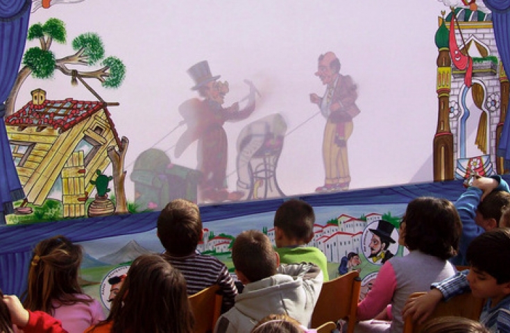 Παράσταση καραγκιόζη και συλλογή παιχνιδιών και τροφίμων