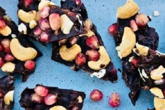 Σοκολατένιες μπουκιές με ρόδι και κάσιους