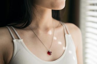 4 συνήθειες που θα σε βοηθήσουν να φροντίσεις σωστά το λαιμό σου