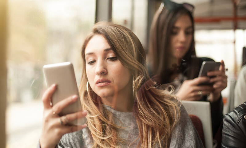 Άγχος, φόβος, διάσπαση προσοχής: Οι επιπτώσεις της κατάχρησης του smartphone