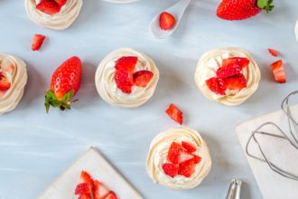 Συνταγή για μίνι πάβλοβα με σαντιγί και φράουλες
