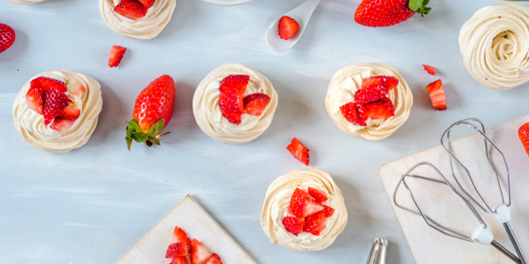 Συνταγή για μίνι πάβλοβα με σαντιγί και φράουλες