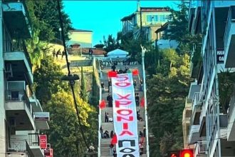 Το τεράστιο πανό που κάλυψε τις σκάλες της Αγίου Νικολάου - ΦΩΤΟ