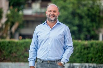 Ανάμεσα σε δύο κόσμους