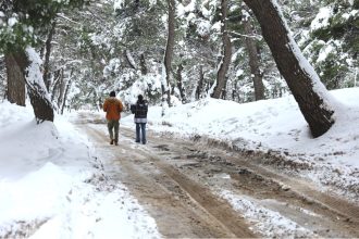 Επιμένει το κύμα κακοκαιρίας: Δύο εξάρσεις μέχρι την Πρωτοχρονιά, με βροχές, κρύο και χιόνια