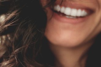 10 απλά μυστικά για υγιή και λευκά δόντια με φυσικό τρόπο