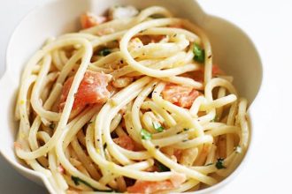 Μακαρονάδα με σολομό και κρέμα γάλακτος