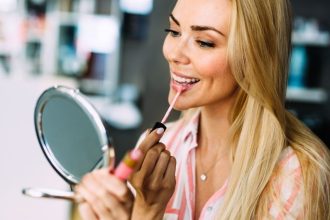 To μακιγιάζ που θα λατρέψουν οι γυναίκες με μικρά μάτια -Τα κάνει πιο μεγάλα με έντονο βλέμμα