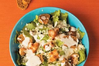 Σαλάτα Caesar με κριθαρένια παξιμαδάκια