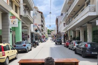 Απίστευτος Πατρινός! Έπαιξε πιάνο στη μέση της Ερμού - Το μήνυμα που “πέρασε”... (ΦΩΤΟ)