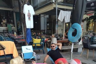 Πάτρα: Έβαλε πισίνα & ξαπλώστρα στην πλατεία Γεωργίου - ΒΙΝΤΕΟ